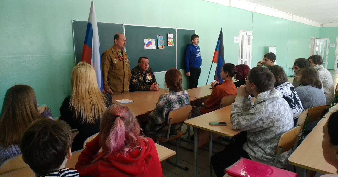 Rossiyskaya propaganda rastet v shkolah Mariupolya