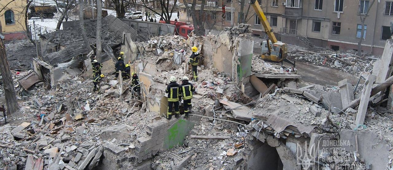 Telo zhenschinyi dostali iz-pod zavalov obstrelyannogo rossiyanami doma v Kramatorske