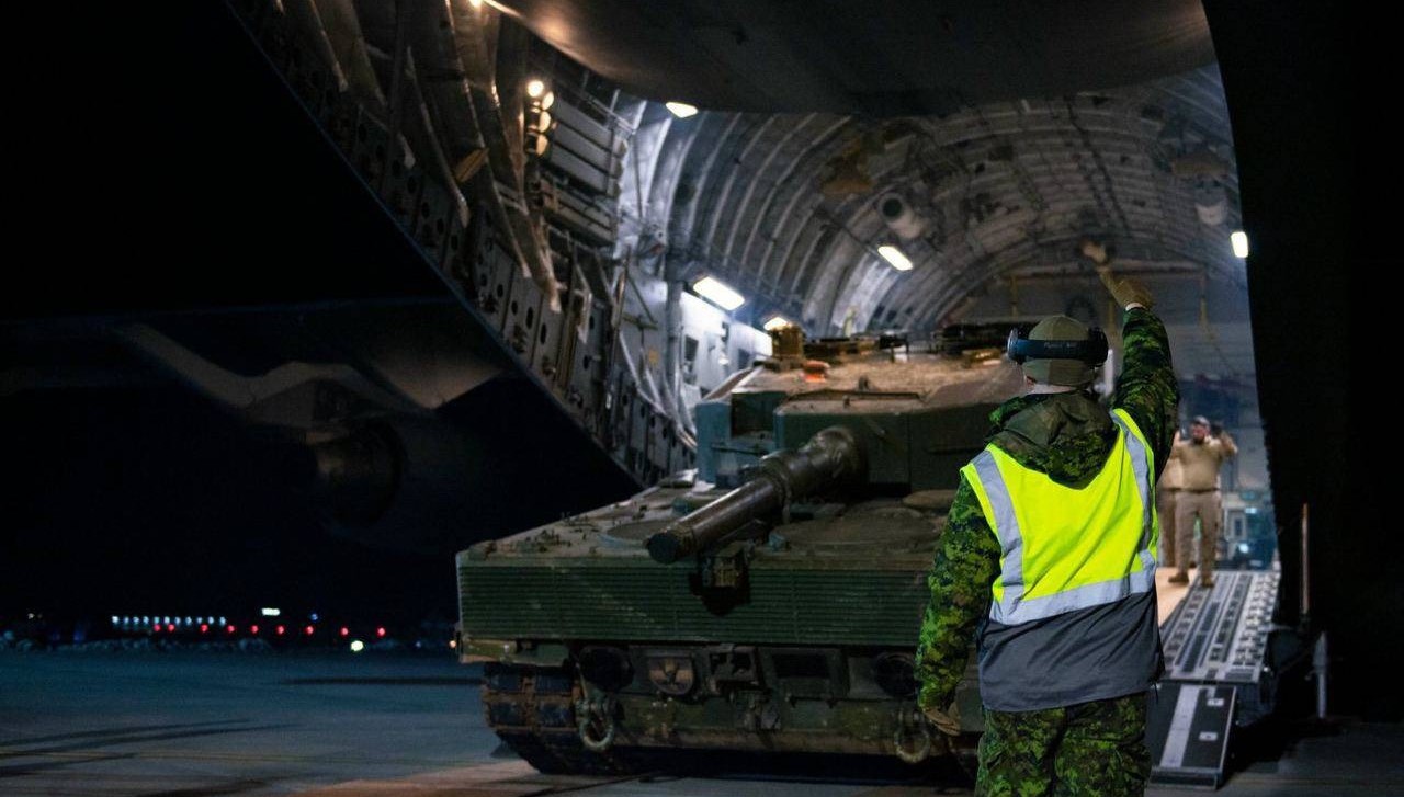 V Polshu pribyil pervyiy kanadskiy Leopard 2 dlya Ukrainyi