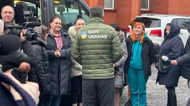 V Ukrainu vernuli 16 detey kotoryih uvezli v Rossiyu i Kryim
